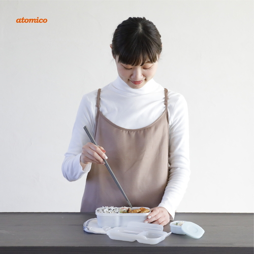 エプロン　ワンピースエプロン　モカ 前面から見たフロントデザインに対するストラップ付きのワンピースの様子