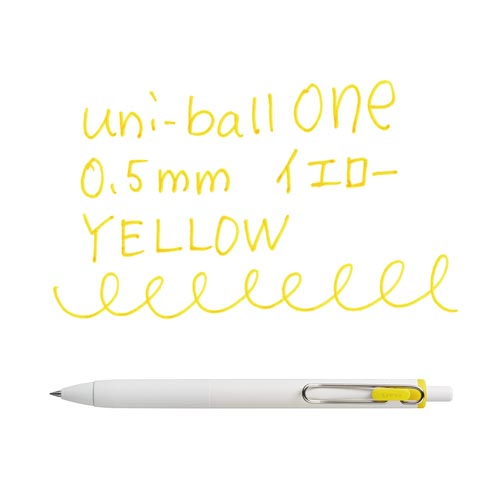 ユニボールONE　0.5mm　イエロー キャップが付いた状態で、鮮やかなイエローのボディが正面から見える様子