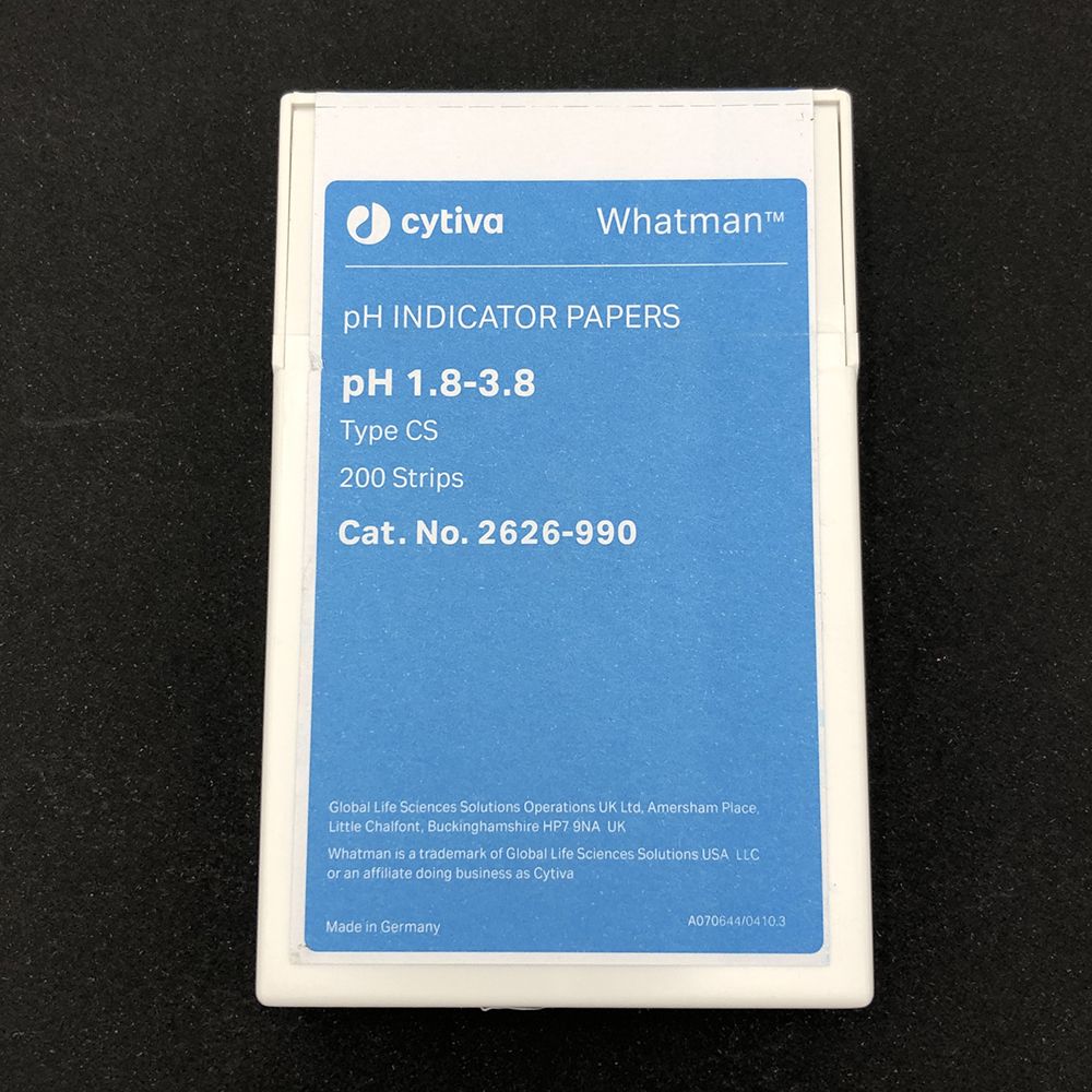 pH試験紙 ストリップ入 CS1.8-3.8 1箱（200枚入） パッケージの開封された状態、内部の試験紙が見える様子