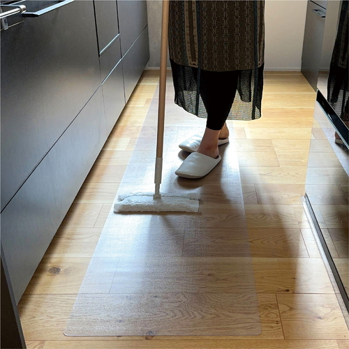 キッチンマット　透明キッチンマット　45×240cm 透明で光沢感のあるキッチンマットがフラットに敷かれた様子