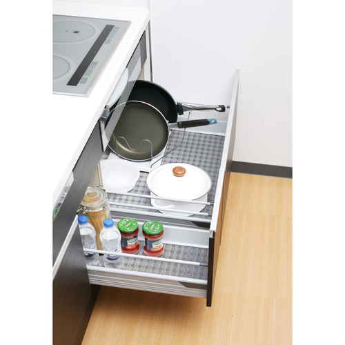 防虫ゴキ除けシート　システムキッチン45cm シートが配置されているシステムキッチンの角、周囲には清潔感のある調理器具が見える状態