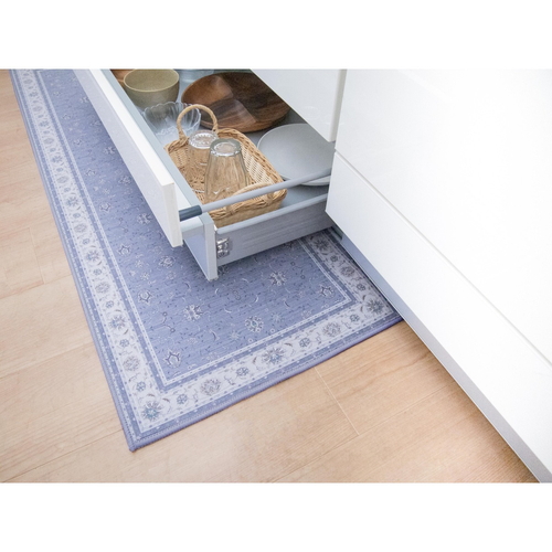 キッチンマット　khastan　インテリアマット45X180cm　グレー 薄いグレーのマットが床に敷かれ、シンプルなデザインが引き立つ様子