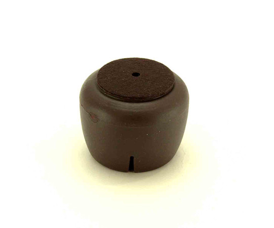 ワイドフェルトキャップ　丸脚用　32-45mm　濃茶　4個入 濃茶のフェルトキャップが並べられた状態、個々に丸脚用として配置されている様子