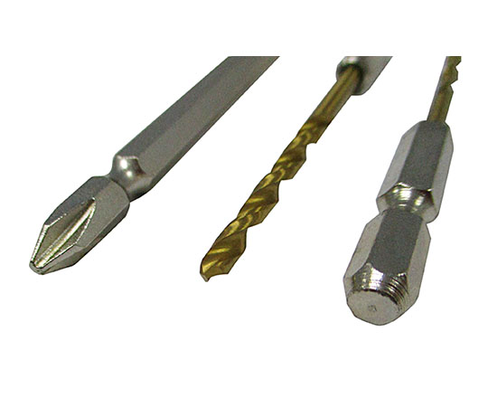 ビット＆ドリルセット　7PCS　1本×7本入 工具が整然と並び、各ビットの形状とサイズが異なる様子