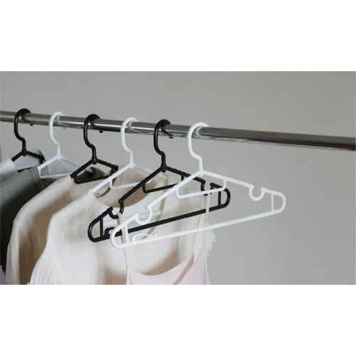 The　Hangers　ターンフックハンガー　10P　ホワイト 白いファスナー付きのパッケージに収められたフックハンガーが整然と並ぶ様子