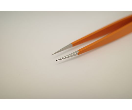 オレンジグリップピンセット 鮮やかなオレンジ色のグリップが特徴のピンセットが正面を向いている状態