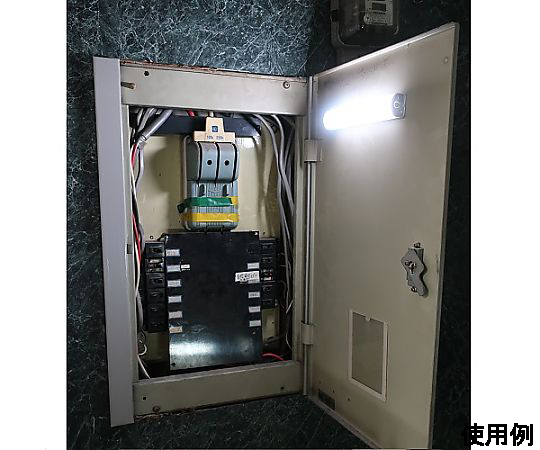 [充電式]3.5W 作業灯/LED 角度を変えた状態で、持ち手の部分が見える様子
