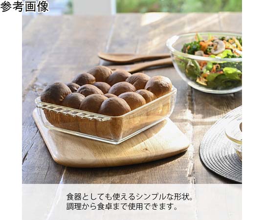 耐熱ガラス製スクエア皿2000 8個入 透明な耐熱ガラス皿が並べられ、各皿の角がしっかりと見える状態
