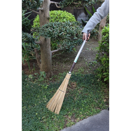 ほうき　3段伸縮ホーキAL　庭園P袋入 長い柄の先にブラシが取り付けられた、伸縮可能な掃除道具の全体像