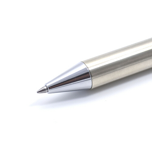 油性ボールペン　PENAC　Cure29　0.7mm　黒　(軸色:シャンパンゴールド)　1本 金色の軸を持つ油性ボールペンが手前に置かれ、直線的なデザインが際立っている様子。