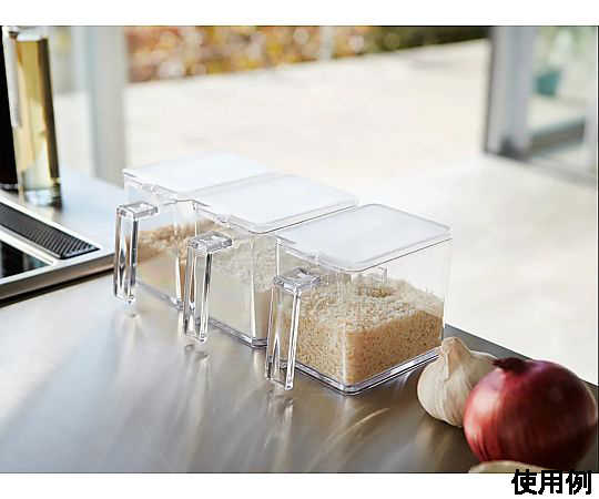 90x150x110mm 調味料入れ 透明なプラスチック製で内容物が一部見える調味料入れの側面。