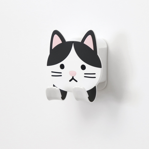 フック　吸着　スティッキーフックポケット　アニマル　ハチワレ 柔らかな質感の白と黒の猫がデザインされたフック、吸盤部分が見える状態。
