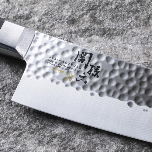 小三徳包丁　関孫六　いまよう　小三徳145mm　000AB5457 刃先が光る状態で、真上から撮影された包丁の刃と柄の部分