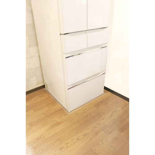 冷蔵庫下の床を守る　透明床保護マット　70cm×75cm　RTM-7075 透明なマットが冷蔵庫下に敷かれ、床を保護している様子