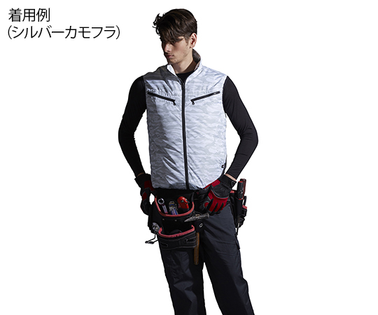 空調服ベスト　シルバーカモフラ　S 暗めの背景に映る迷彩模様のベストが正面を向いている様子