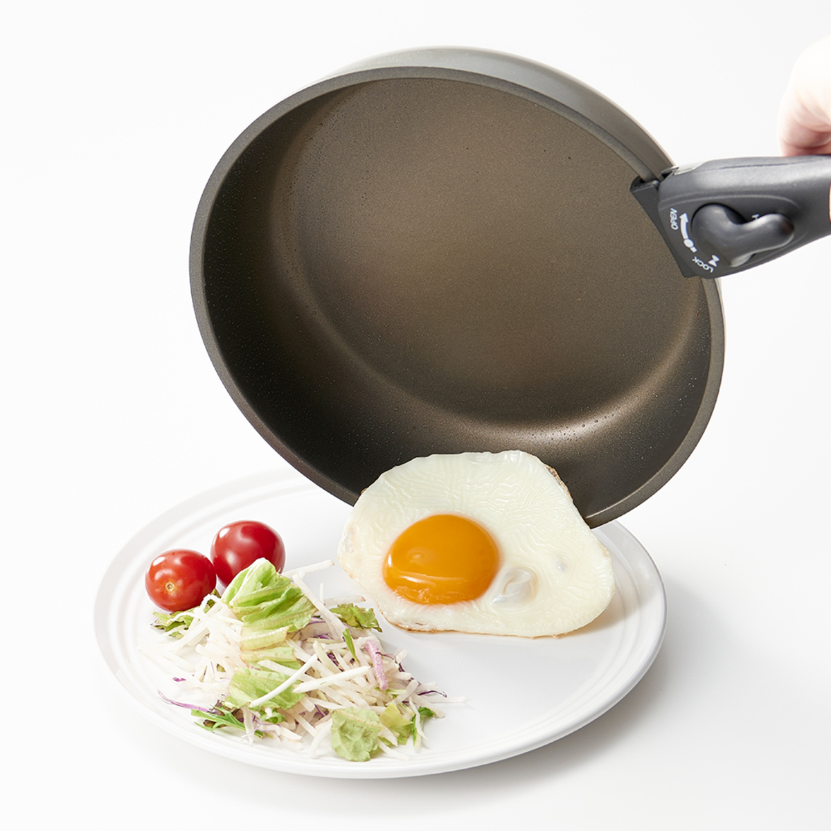 フライパン　20cm　IH対応　着脱ハンドル式　チタンシェフ ハンドルが取り外された状態の鍋が強調されている様子