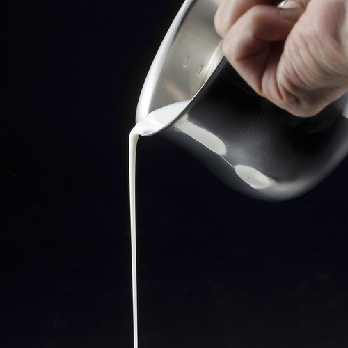 食洗機で洗えてきれいに注げるミルクパン12cm 本体のハンドル部分がはっきりと見える、光沢のあるシルバーの鍋。