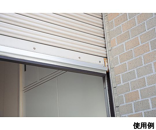 50x20mmx6m 気密スポンジ(シャッター用) 透明な袋に入った、複数の黒いスポンジが並んでいる様子