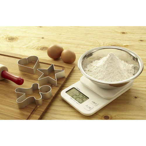 計量器　デジタルスケールトルテ　3kg シンプルでスタイリッシュなデジタル表示の計量器が斜め上から見える状態