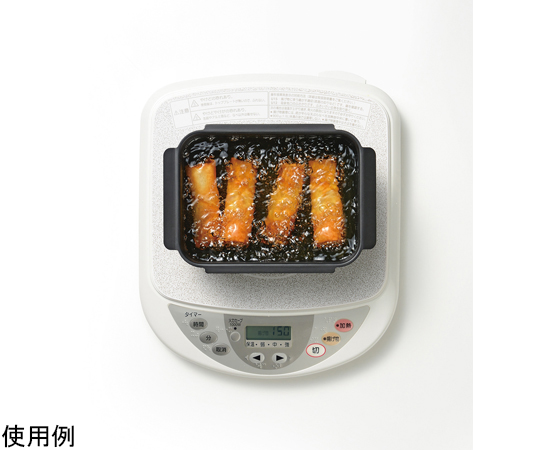 ポコフリット IH角型揚げ鍋 ワイドアミ付 金属製の鍋が斜め上から撮影され、透明なアミが鍋の上に置かれている様子