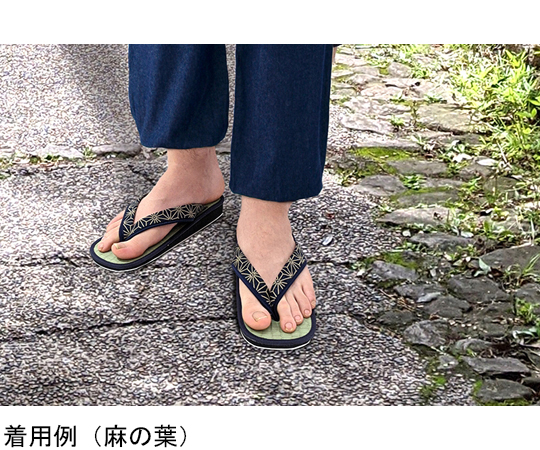 和柄たたみ草履　雪駄タイプ　紳士用　井げた 上から斜めに撮影された、模様がはっきりと見える草履の足元部分