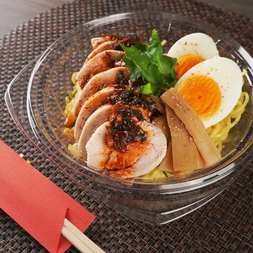 冷麺容器 バイオボール ジャスト 4K 178-52B リスパック 透明な容器に冷麺が美しく盛り付けられた状態
