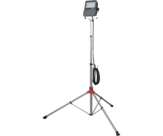 ハイパースタンド　1180～2450mm 黒いタートルネックの服を着たモデルがスタンドを支えながら正面を向いている様子