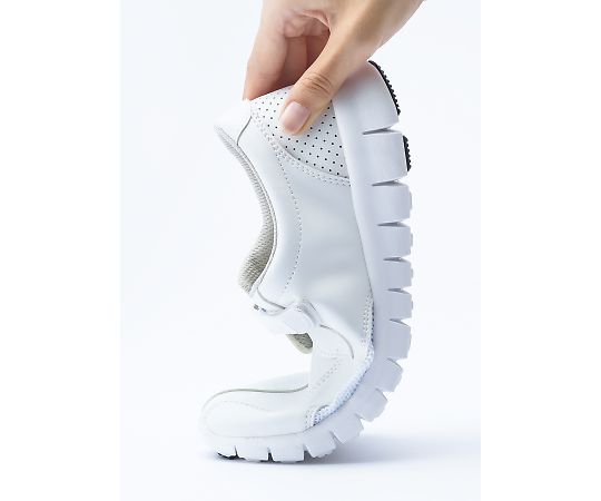 メディカルシューズ　ホワイト　26.5cm 軽やかな印象のデザインが施された一足の横からのアングル