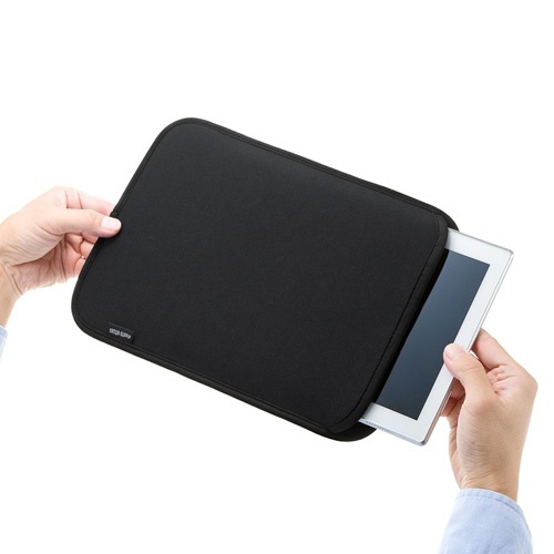 ネオプレンスリップインタブレットPCケース　10.1型　1個 表面に滑らかな質感を持つケースが前面に開いた状態