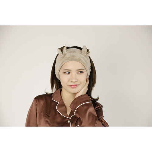 吸水アニマルヘアバンド　サテンクマ ふわふわのクマ耳がついたオシャレなヘアバンドが正面から見える状態