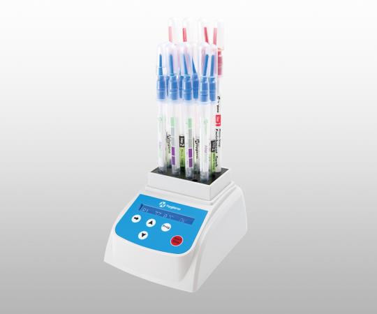 スモールインキュベータ 正面から撮影された機器がスチール製の棚に置かれ、内部の温度表示や制御パネルが視認できる状態