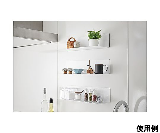 500x140x120mm ウォールラック(マグネット付・白 横からのアングルでマグネットが付いたウォールラックが壁に取り付けられた様子
