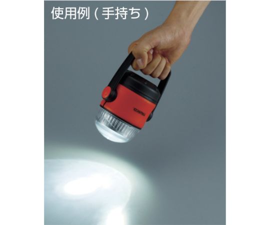 3ウェイLEDランタン 丸みを帯びた本体が傾斜のあるテーブルに置かれており、明るい光を放っている様子