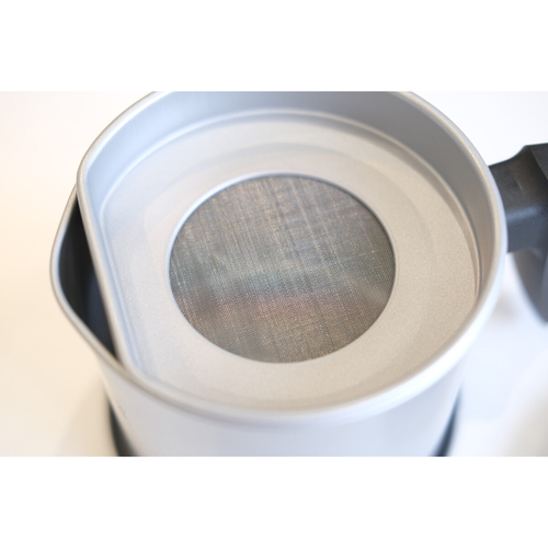 オイルポット　0.8L　受け皿付き　シリコン加工 透明な容器にオイルが注がれ、受け皿に置かれた場合の状態