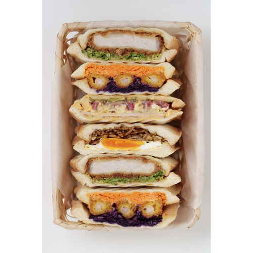 ホットサンドメーカー グリルdeクック ホットサンドパン 持ち手とプレートが露出した状態で、外側に焼き目がついたホットサンドが見える。