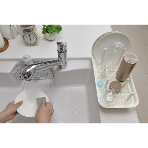 水切りカゴ　ボトルスタンド付き　コンパクト　プラスチック製　ポタ シンプルなデザインの白い水切りカゴが上から見える状態