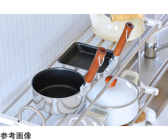 オーレル IH対応ミルクパン 14cm 円形の鍋がテーブルに置かれ、持ち手に温かみのある木材が使用されている様子