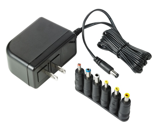 ACーDCマルチアダプター　12V 角度を変えて撮影されたコンパクトなアダプターとケーブルが束ねられた状態