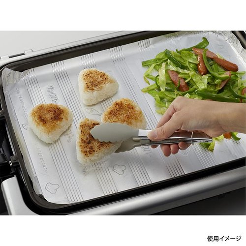 アルミホイル クックパー フライパン用ホイル 30cm×7m 旭化成ホームプロダクツ パッケージが横向きに置かれ、透明窓からホイルの一部が見える状態