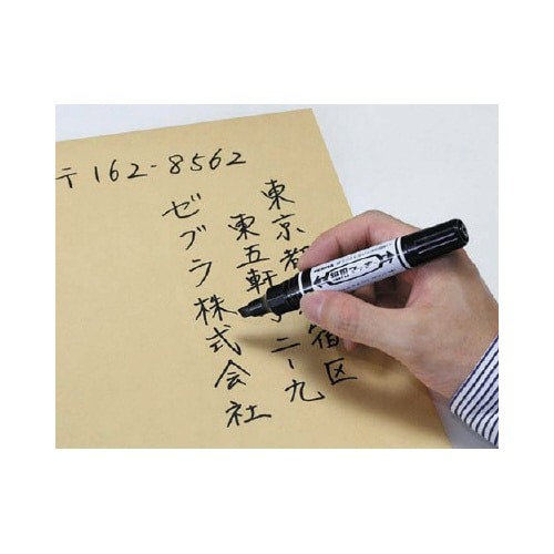 紙用マッキー　太字・細字　赤 パッケージから出ている太字と細字のペンが並んでいる様子