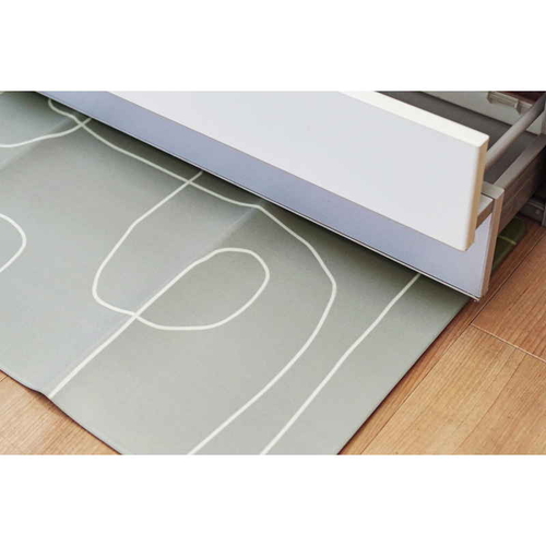もう油汚れを気にしない!拭けるキッチンマット45×75　モダン クッション性のある素材で、モダンなデザインが際立つ横長のマットが床に敷かれた状態。