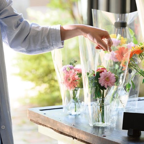 花器 GLS-FB6 スタンディングガラスフラワーベース-6(9個) ヘッズ 透明なガラス製の花器が直立している様子、シンプルなデザインが際立つ。