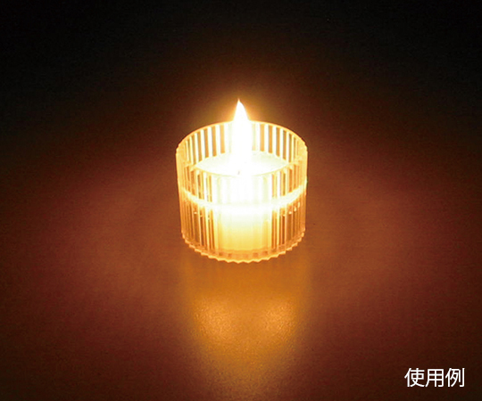 防災用キャンドル 防災用としてデザインされた長方形のキャンドルが燃えている様子、周囲に少しのワックスが溶けて広がっている。