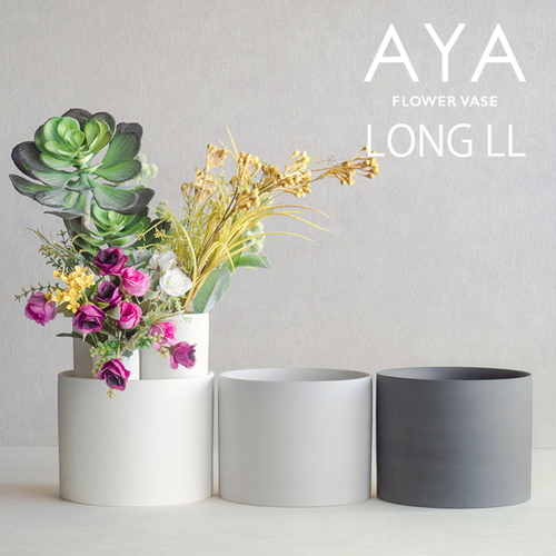 花瓶　AYA　フラワーベース　ロング　LL　GY　グレー グレーの長細い花瓶が、シンプルなデザインと滑らかな質感で立てられている様子。