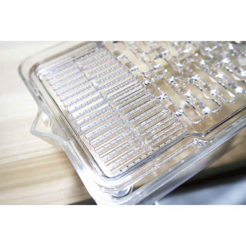 しぼれるおろし器 商品全体が横向きで、特徴的な凹凸が見える構造
