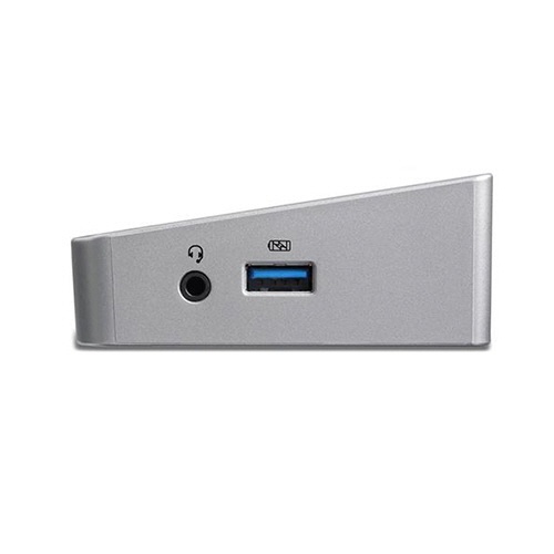 トリプル4Kモニター対応USB-Cドッキングステーション　Windows/Mac　USB　PowerDelivery　1台 黒いボディのドッキングステーションが机上に設置された様子、ケーブルが接続された状態。