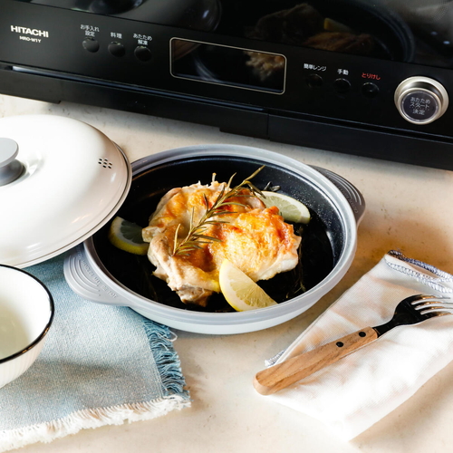 レンジパン　COPAN　レンジグリル 斜め上から見た、温かな焼き色がついた料理が入った調理容器