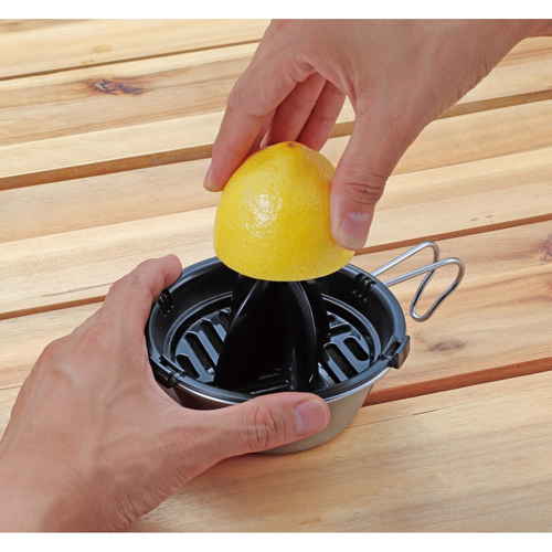 レモン絞り　シェラカップ調理器用レモン絞り　キャプテンスタッグ 鮮やい色のパッケージが正面に見える状態