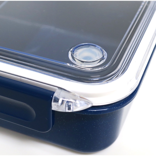 お弁当箱 タイトボックス PCL-1 仕切付 透明な蓋が付いた仕切り付きのお弁当箱が横向きで置かれている様子