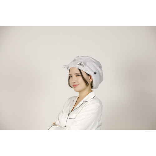 吸水アニマルヘアターバン　サテンネコ ふわふわのネコ耳とサテン生地が特徴的なターバンが置かれた状態